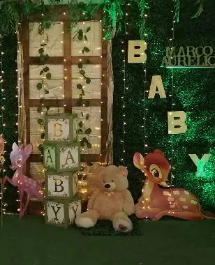 Fondo decorado de baby shower con follaje, letras y peluches
