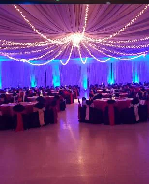 Techo de telas del salón iluminado en morado con series de luces cálidas